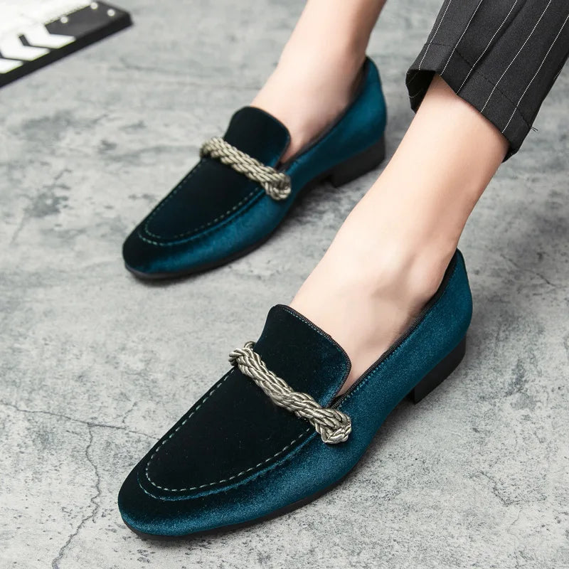 Xajzpa British Style Men Loafers Fashionable Classic Suede Deerskin Casual Dress Brooch Twisted Personality Small Leather Shoes 38-48